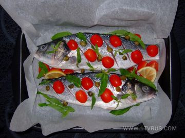 Морской волк с черри, каперсами и мятой 