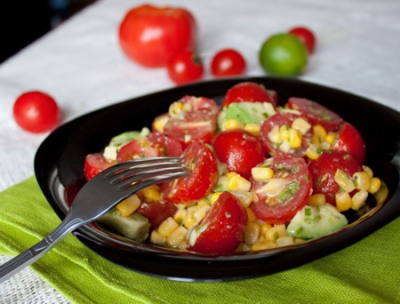 Салат с кукурузой и помидорами