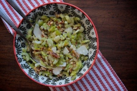 Салат с сельдереем, грецкими орехами и пармезаном